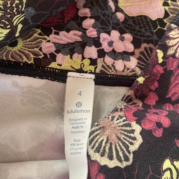 LULULEMON Floral Leggings EUC! size 4 - Picture 3 of 4